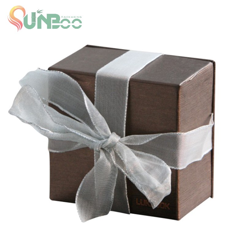 Χαριτωμένο τετράγωνο κουτί δώρου με organza ribbon-sp-box049