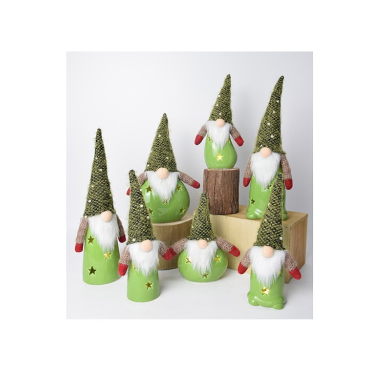 Μια ομάδα 5 ή 7 κεραμικών gnomes με βελούδινα καπέλα