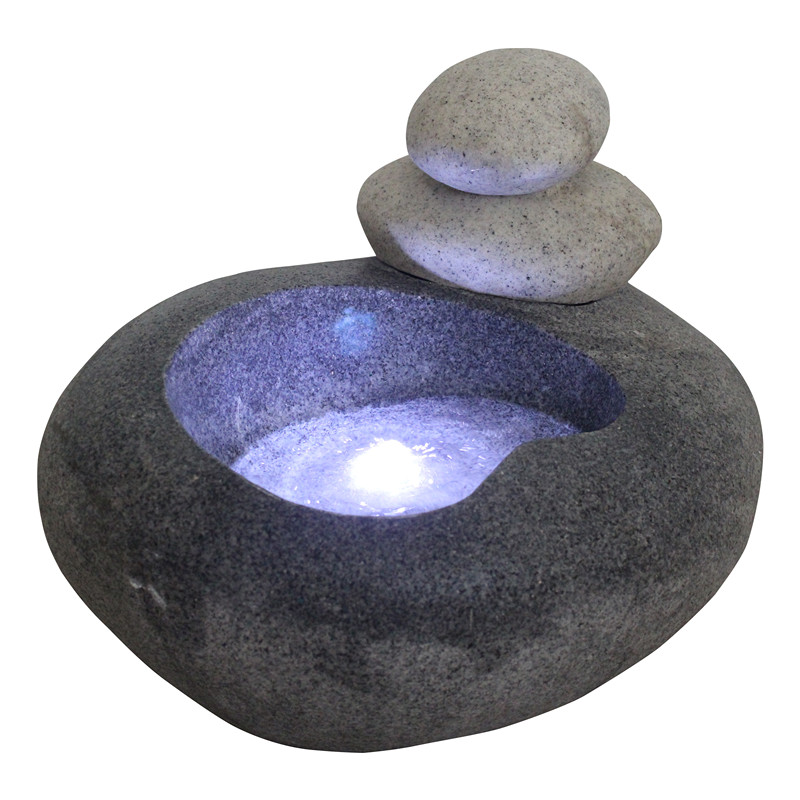 Εσωτερική και εξωτερική πέτρα με βότσαλα σε ένα οβάλ βρύσες
